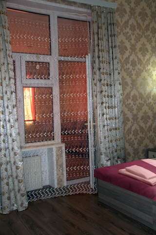 Гостевой дом Damla Guest House Баку Семейный номер с ванной комнатой-1